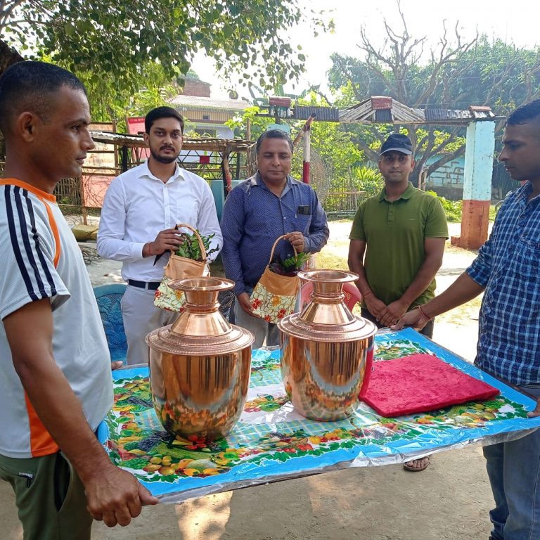 समाजसेवी यादवले गरे वेस क्याम्प लाई दुईथान गाग्री हस्तान्तरण