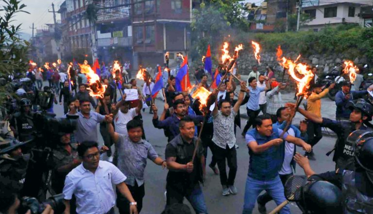 गृहमन्त्रीको राजीनामा माग्दै काठमाडौंमा युवा संघको मसाल जुलुस