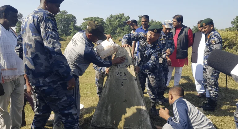 सशस्त्र प्रहरी बल सीमा स्तम्भहरु मर्मत सम्भार र रङरोगन गर्दै