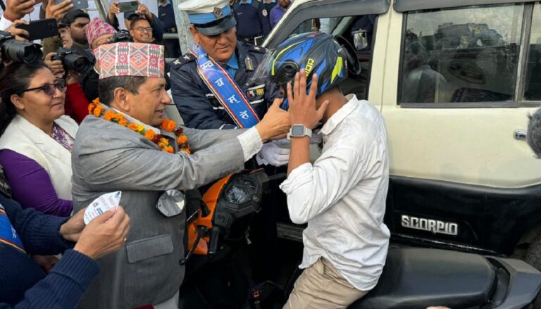 स्कुटर चालकलाई हेल्मेट लगाइदिएर गृहमन्त्रीले उद्घाटन गरे ट्राफिक सप्ताह