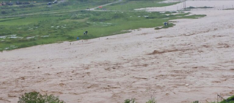 बकैयाको बागमती किनारमा भेटिए ३ वटा शव, बाढीले बगाएर ल्याएको आशंका